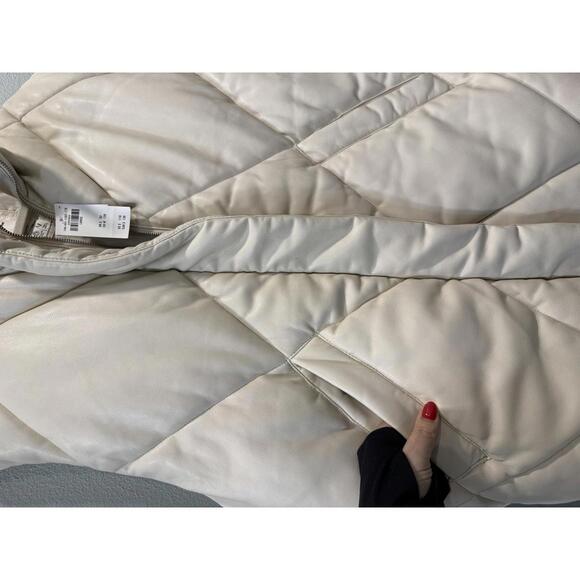 NWT Abercrombie & Fitch Oversized Vegan Leather Quilter Puffer Vest in Cream - Picture 3 of 6